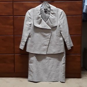 Three quater sleeve two piece skirt suit